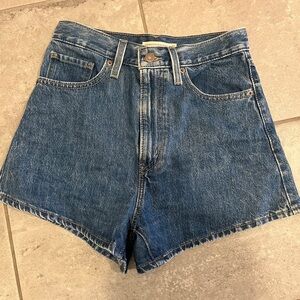 High waisted Levi’s jean shorts